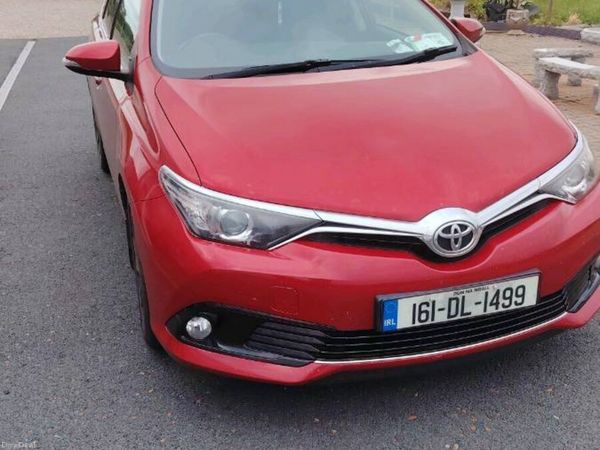 Toyota Auris Hatchback, Diesel, 2016, Red