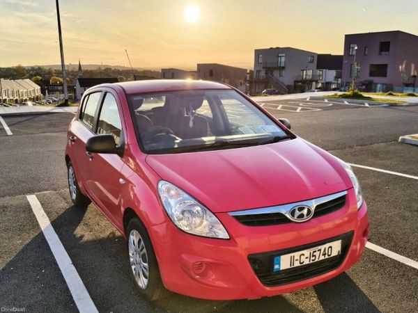 Hyundai i20 Hatchback, Petrol, 2011, Red