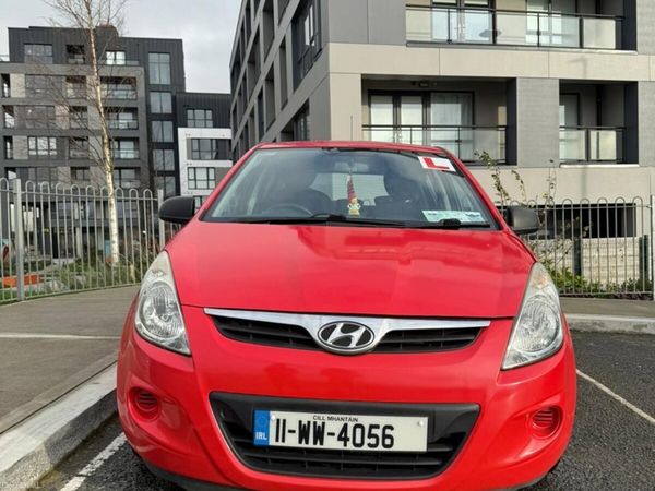 Hyundai i20 Hatchback, Petrol, 2011, Red