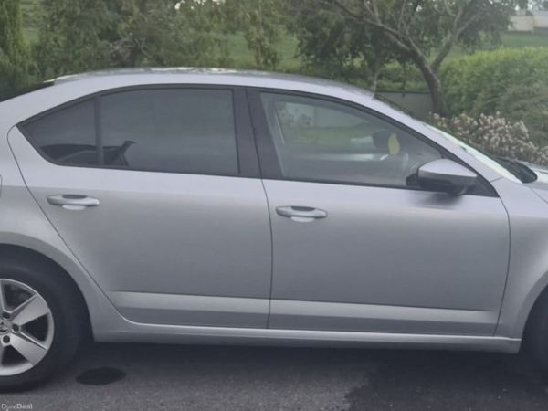 Skoda Octavia Saloon, Diesel, 2017, Grey