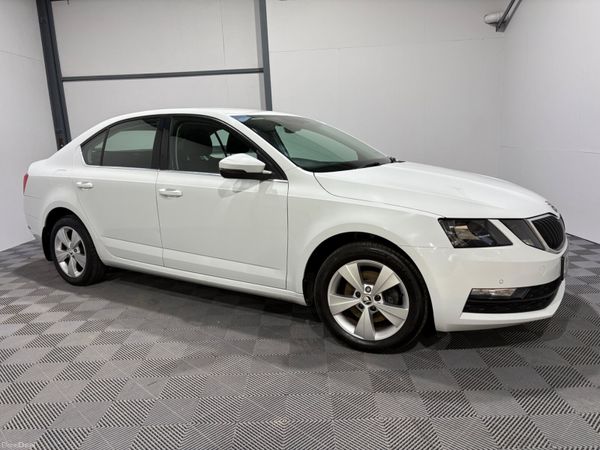Skoda Octavia Hatchback, Petrol, 2019, White