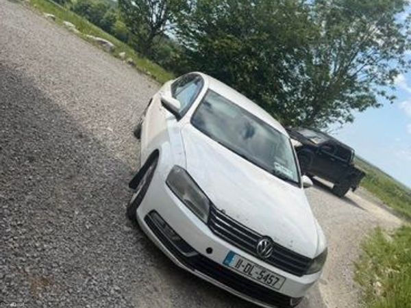 Volkswagen Passat Saloon, Diesel, 2011, White