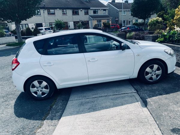 Kia Ceed Hatchback, Petrol, 2009, White