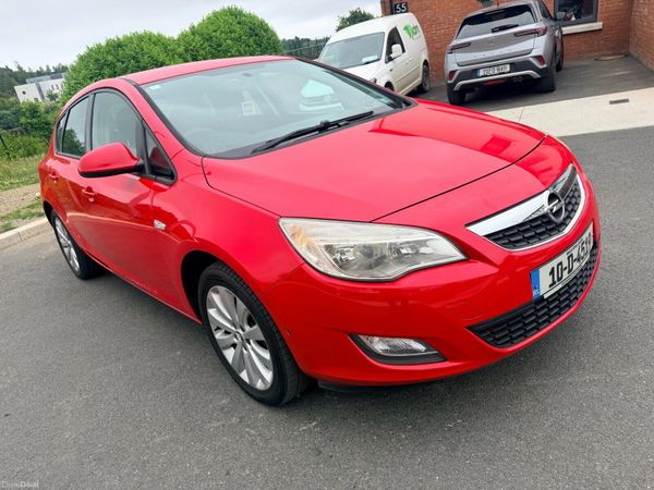 Opel Astra Hatchback, Petrol, 2010, Red