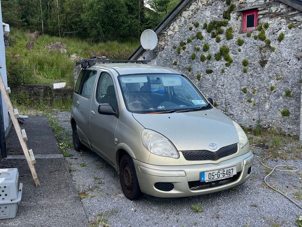 Toyota Yaris Hatchback, Petrol, 2005, Gold
