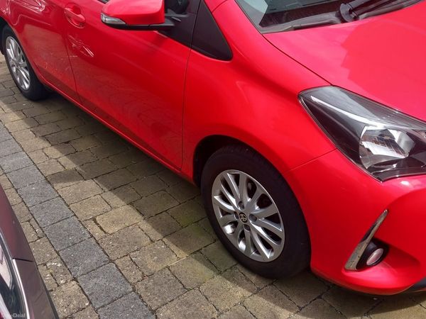 Toyota Yaris Hatchback, Petrol, 2017, Red