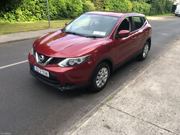 Nissan Qashqai Hatchback, Diesel, 2015, Red