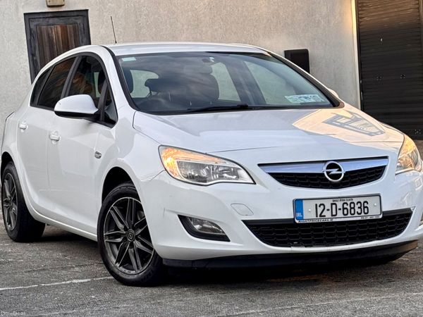 Opel Astra Hatchback, Petrol, 2012, White