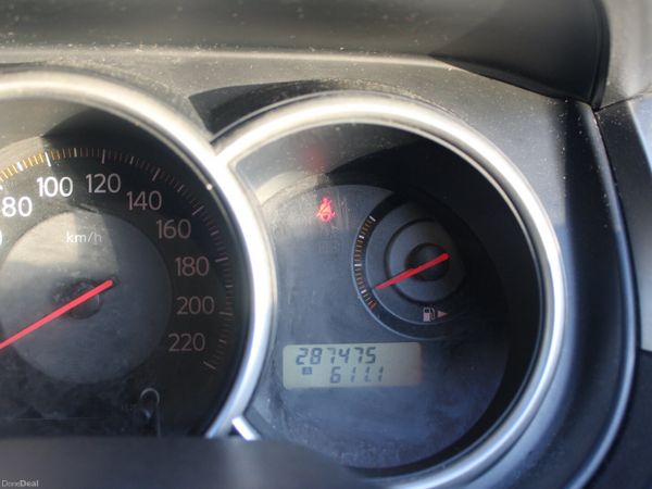Nissan Tiida Hatchback, Diesel, 2011, Red
