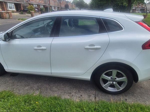 Volvo V40 Hatchback, Diesel, 2015, White