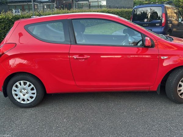 Hyundai i20 Hatchback, Petrol, 2011, Red