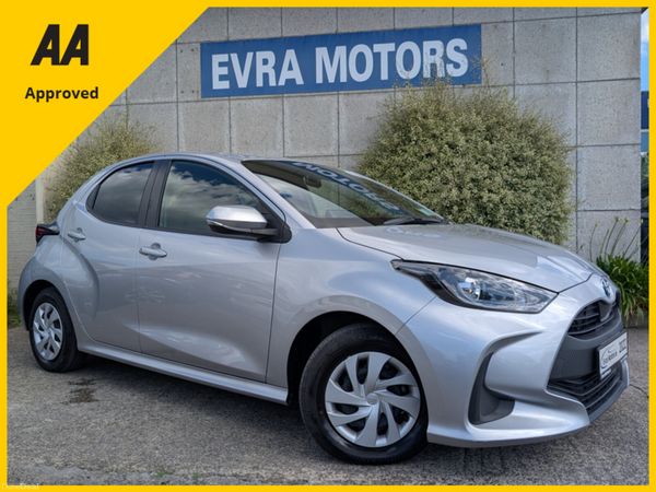 Toyota Yaris Hatchback, Petrol Hybrid, 2022, Silver