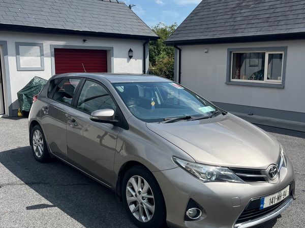 Toyota Auris Hatchback, Diesel, 2014, Bronze