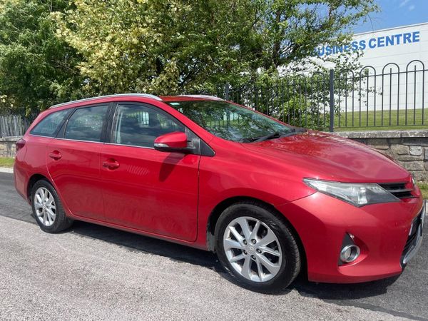 Toyota Auris Estate/Jeep, Diesel, 2014, Red