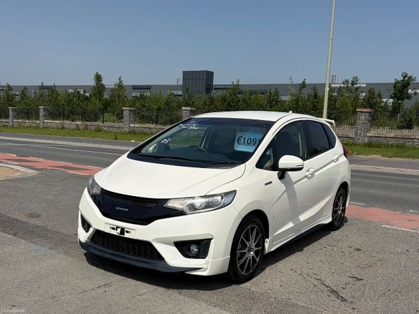 Honda Fit Hatchback, Petrol Plug-in Hybrid, 2015, White