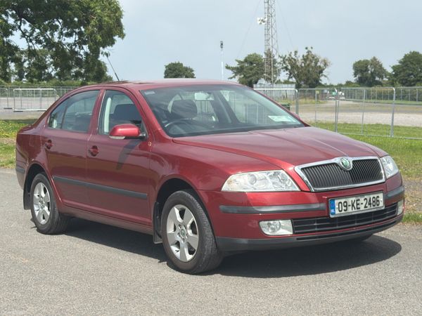 Skoda Octavia Hatchback, Petrol, 2009, Red