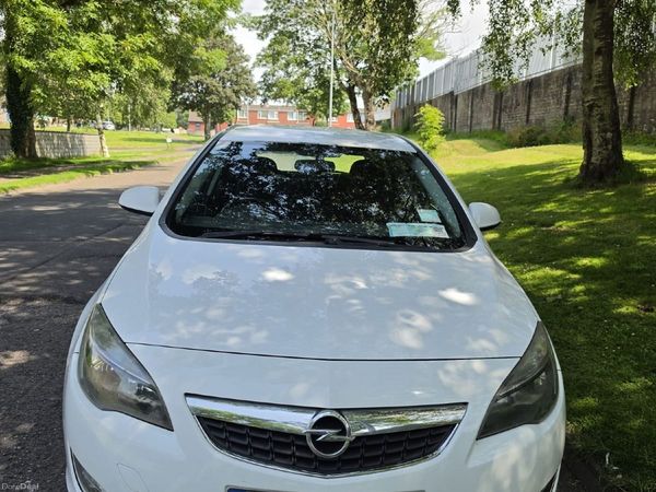 Opel Astra Hatchback, Diesel, 2010, White