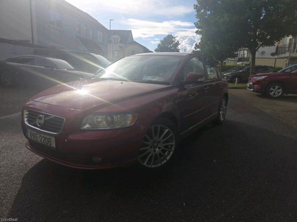 Volvo S40 Saloon, Diesel, 2011, Red