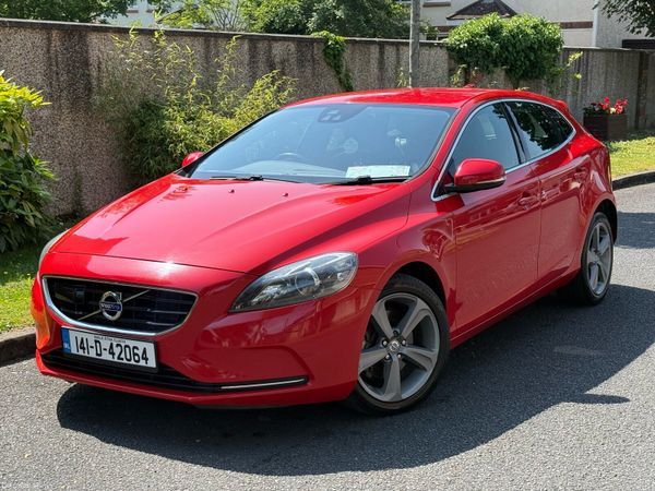 Volvo V40 Hatchback, Petrol, 2014, Red