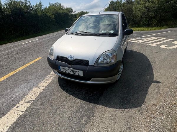 Toyota Yaris Hatchback, Petrol, 2000, Silver