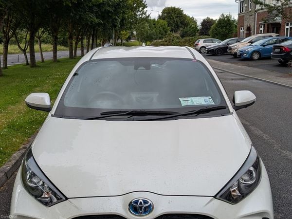 Toyota Yaris Hatchback, Petrol Hybrid, 2020, White