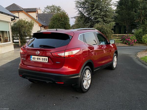 Nissan Qashqai Hatchback, Diesel, 2016, Red