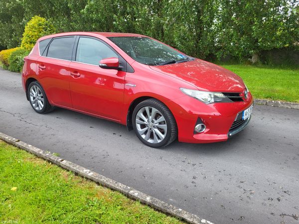Toyota Auris Hatchback, Petrol Hybrid, 2014, Red