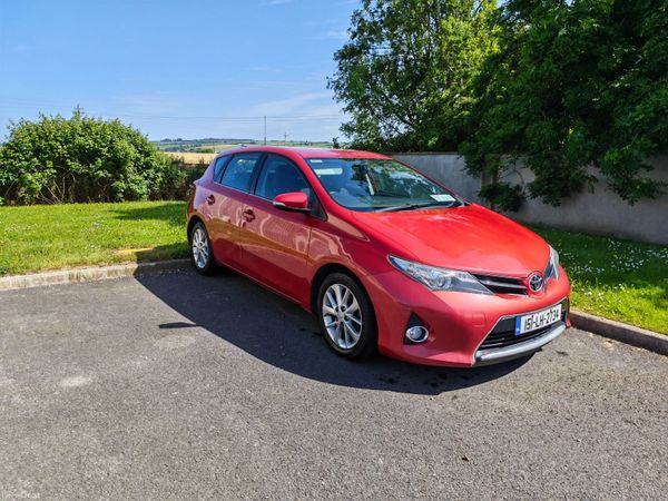 Toyota Auris Hatchback, Diesel, 2015, Red