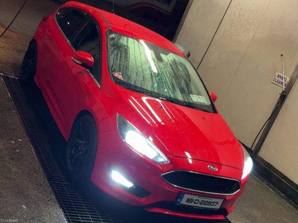 Ford Focus Hatchback, Diesel, 2016, Red