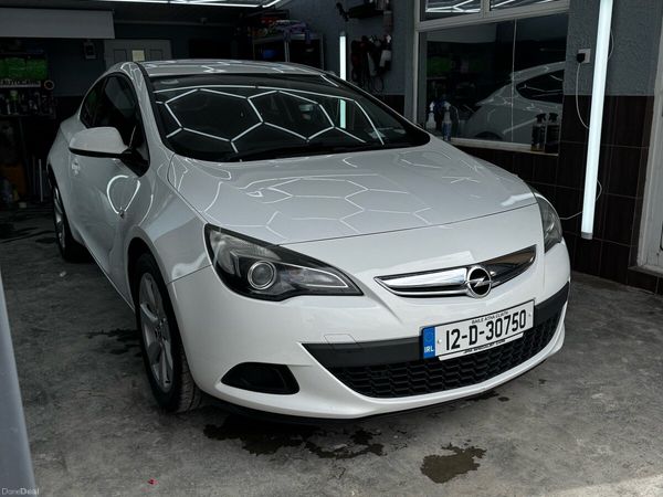 Opel Astra Hatchback, Petrol, 2012, White