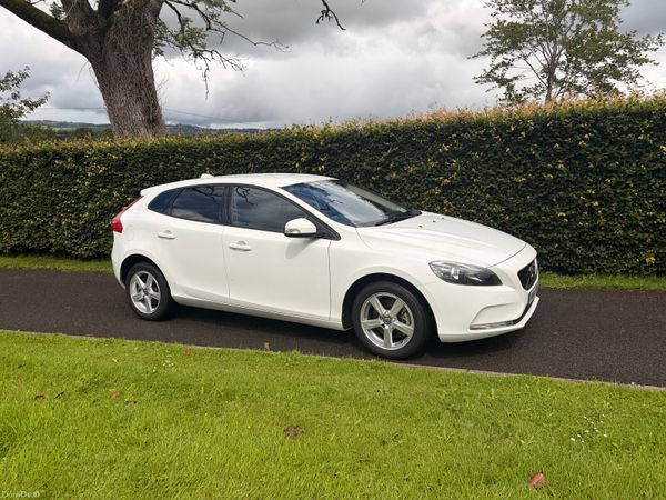 Volvo V40 Hatchback, Diesel, 2016, White