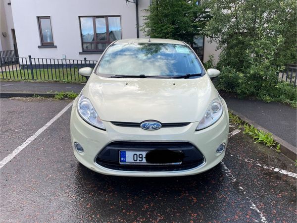 Ford Fiesta Hatchback, Petrol, 2009, Gold