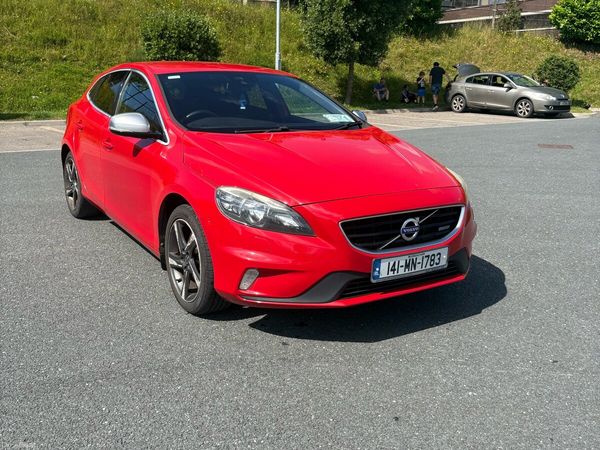Volvo V40 Hatchback, Diesel, 2014, Red