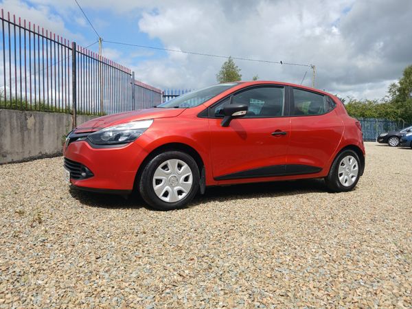 Renault Clio Hatchback, Petrol, 2015, Red