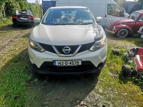 Nissan Qashqai Hatchback, Diesel, 2014, White
