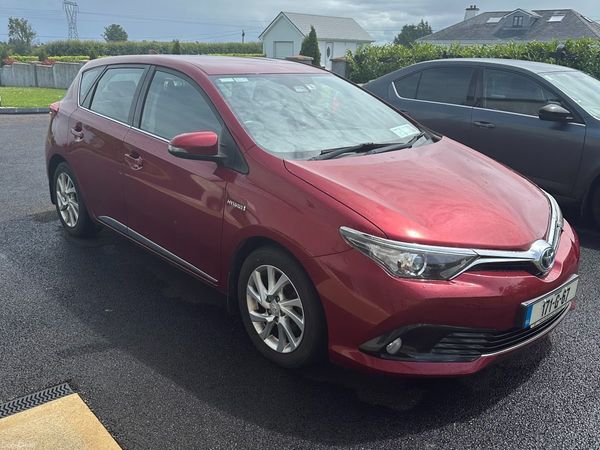 Toyota Auris MPV, Petrol Hybrid, 2017, Red