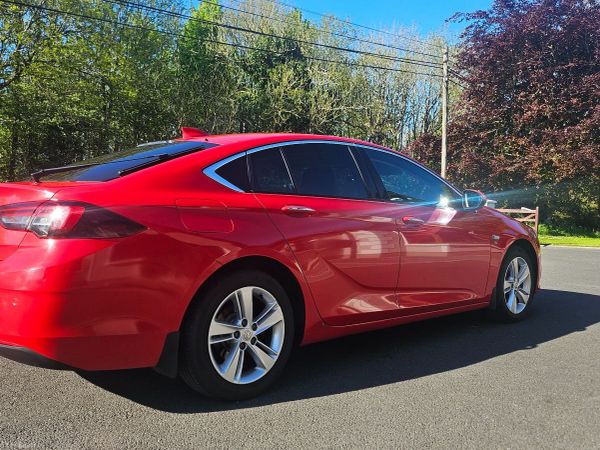 Vauxhall Insignia Hatchback, Diesel, 2017, Red