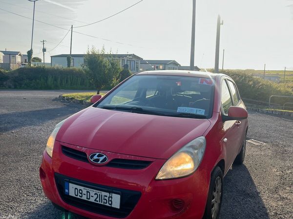 Hyundai i20 Hatchback, Petrol, 2009, Red