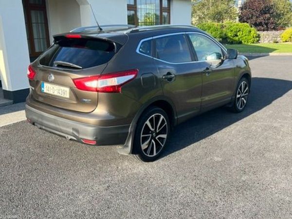 Nissan Qashqai Hatchback, Diesel, 2014, Brown