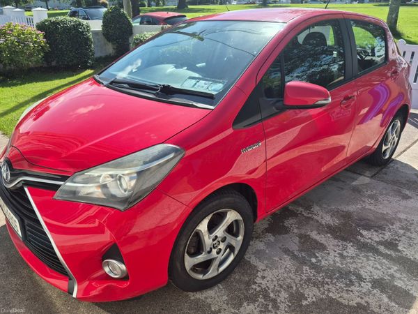 Toyota Yaris Hatchback, Petrol Hybrid, 2015, Red
