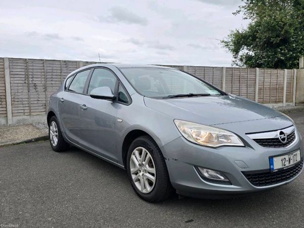 Opel Astra Hatchback, Petrol, 2012, Silver