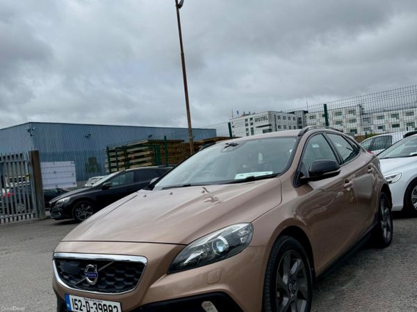 Volvo V40 Hatchback, Diesel, 2015, Orange