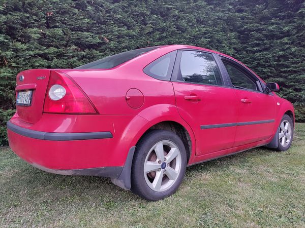 Ford Focus Saloon, Petrol, 2007, Red
