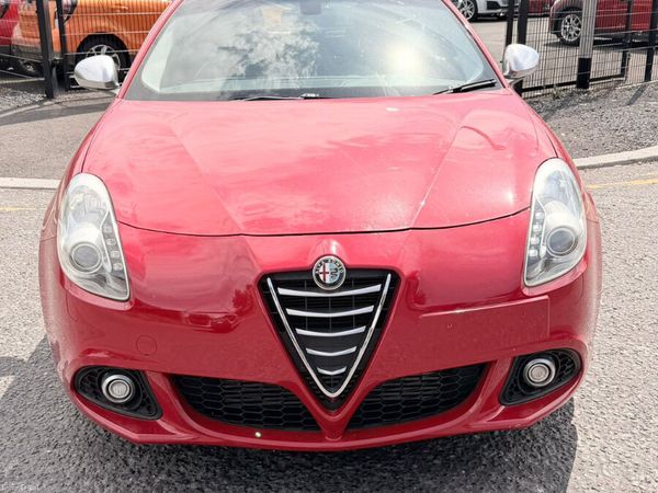 Alfa Romeo Giulietta Hatchback, Petrol, 2015, Red