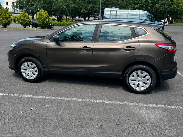 Nissan Qashqai Hatchback, Diesel, 2014, Brown