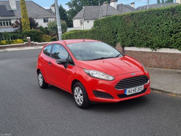 Ford Fiesta Hatchback, Petrol, 2014, Red