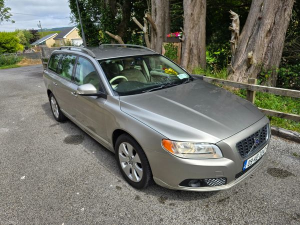 Volvo V70 Estate, Diesel, 2009, Gold