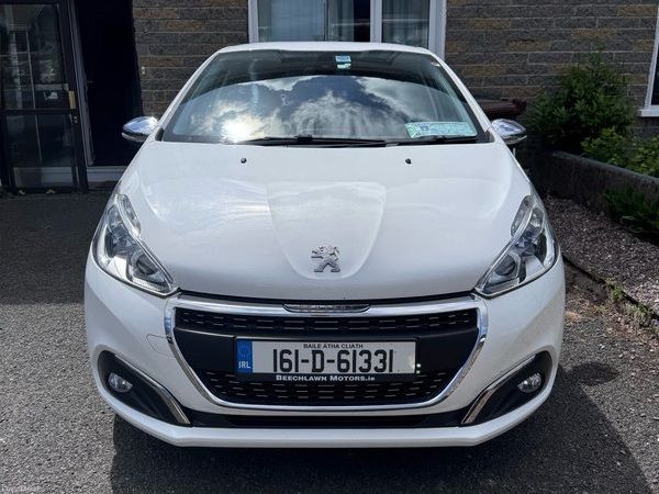 Peugeot 208 Hatchback, Petrol, 2016, White