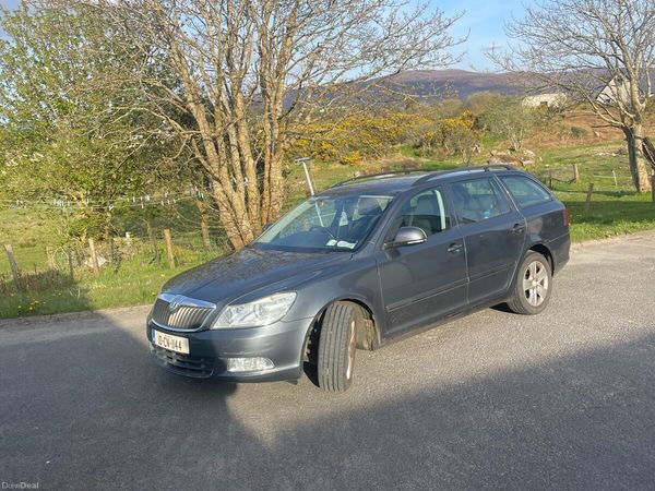 Skoda Octavia Estate, Petrol, 2010, Grey