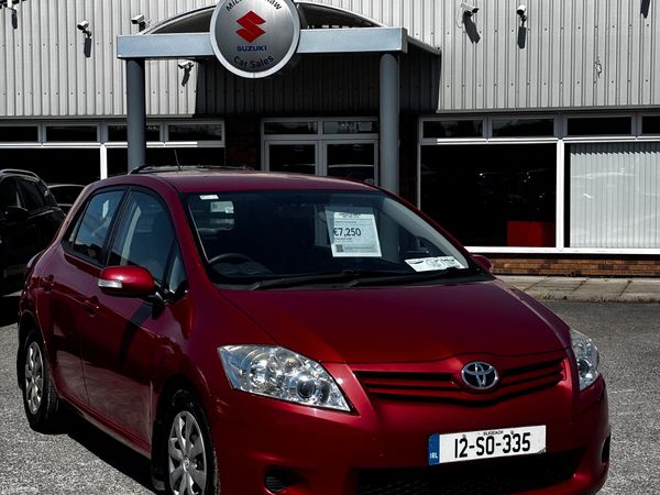 Toyota Auris Hatchback, Diesel, 2012, Red